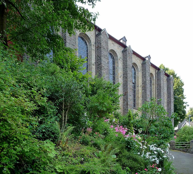 06 Fussweg zur Kirche.jpg